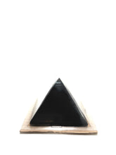 Carica l'immagine nel visualizzatore di Gallery, Piramide levigata in Shungite in due dimensioni