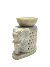 Carica l'immagine nel visualizzatore di Gallery, Bruciatore d'essenza con elefante in pietra saponaria