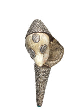Carica l'immagine nel visualizzatore di Gallery, Tromba Tibetana in Conchiglia vera, argento, pasta turchese e corallo