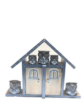 Carica l'immagine nel visualizzatore di Gallery, Appendi chiavi in legno con civette in due colorazioni 30 cm