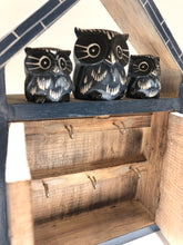 Carica l'immagine nel visualizzatore di Gallery, Appendi chiavi in legno con civette in due colorazioni 30 cm