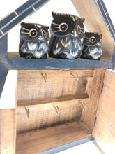 Carica l'immagine nel visualizzatore di Gallery, Appendi chiavi in legno con civette in due colorazioni 30 cm