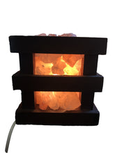 Carica l'immagine nel visualizzatore di Gallery, Lampada di sale himalayano con cristalli di sale e legno