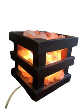 Carica l'immagine nel visualizzatore di Gallery, Lampada di sale himalayano con cristalli di sale e legno