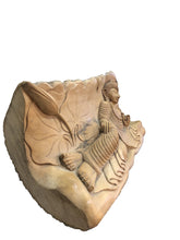 Carica l'immagine nel visualizzatore di Gallery, Statua Buddha steso inciso in legno di pino indonesiano