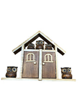 Carica l'immagine nel visualizzatore di Gallery, Appendi chiavi in legno con civette in due colorazioni 30 cm