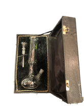 Carica l'immagine nel visualizzatore di Gallery, Bong indiano in vetro con simbolo