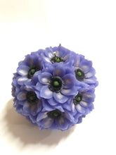 Carica l'immagine nel visualizzatore di Gallery, Candele profumate con fiori in due colorazioni