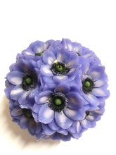 Carica l'immagine nel visualizzatore di Gallery, Candele profumate con fiori in due colorazioni