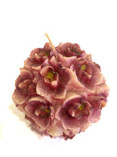 Carica l'immagine nel visualizzatore di Gallery, Candele profumate con fiori in due colorazioni