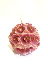 Carica l'immagine nel visualizzatore di Gallery, Candele profumate con fiori in due colorazioni