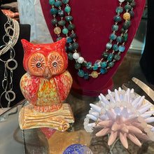 Carica l&#39;immagine nel visualizzatore di Gallery, Civetta in ceramica su tronchetto fatta a mano in cinque colori
