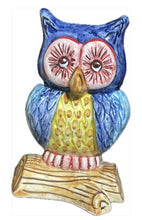 Carica l&#39;immagine nel visualizzatore di Gallery, Civetta in ceramica su tronchetto fatta a mano in cinque colori
