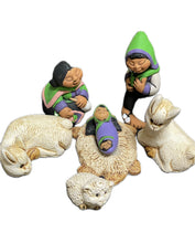Carica l&#39;immagine nel visualizzatore di Gallery, Presepe peruviano Perù verde
