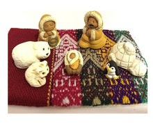 Carica l&#39;immagine nel visualizzatore di Gallery, Presepe Peruviano Eschimese in 3 misure
