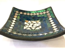 Carica l&#39;immagine nel visualizzatore di Gallery, Svuotatasche etnico in vetro color verde, blu e argento
