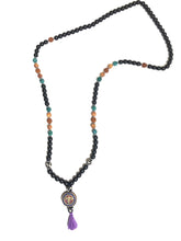 Carica l&#39;immagine nel visualizzatore di Gallery, Mala Tibetano in onice, legno, semi di Rudra, agate verdi e pietre in osso di Yak con ciondolo in ottone con occhi del dio Buddha con corallo e lapislazzuli e nappina viola in cotone
