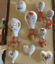 Carica l&#39;immagine nel visualizzatore di Gallery, Mongolfiere da parete fatte e dipinte a mano in ceramica con foro sul retro
