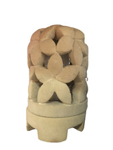 Carica l&#39;immagine nel visualizzatore di Gallery, Lampada in pietra indonesiana con fiori
