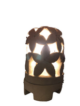Carica l&#39;immagine nel visualizzatore di Gallery, Lampada in pietra indonesiana con fiori
