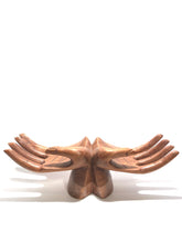 Carica l&#39;immagine nel visualizzatore di Gallery, Statua in legno mani in tre dimensioni
