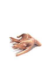 Carica l&#39;immagine nel visualizzatore di Gallery, Statua Mani portabigliettini da visita in due diverse dimensioni
