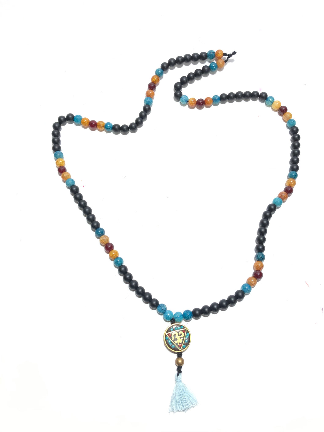Mala tibetano in onice, agate celesti, rosse, arancioni con ciondolo simbolo ohm in ottone, corallo fossile indonesiano e pasta turchese