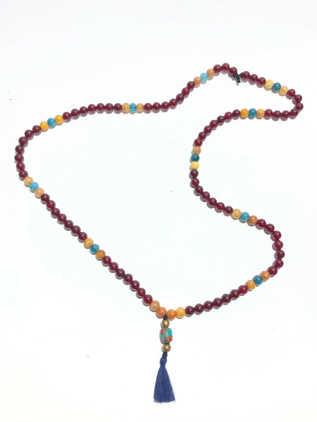 Mala tibetano in agata rossa, celeste e gialla con ciondolo in ottone in corallo fossile indonesiano e pasta turchese