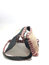 Carica l&#39;immagine nel visualizzatore di Gallery, Borsa a tracolla in tessuto marrone con simbolo del sole
