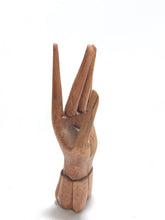 Carica l&#39;immagine nel visualizzatore di Gallery, Statua Mani portabigliettini da visita in due diverse dimensioni
