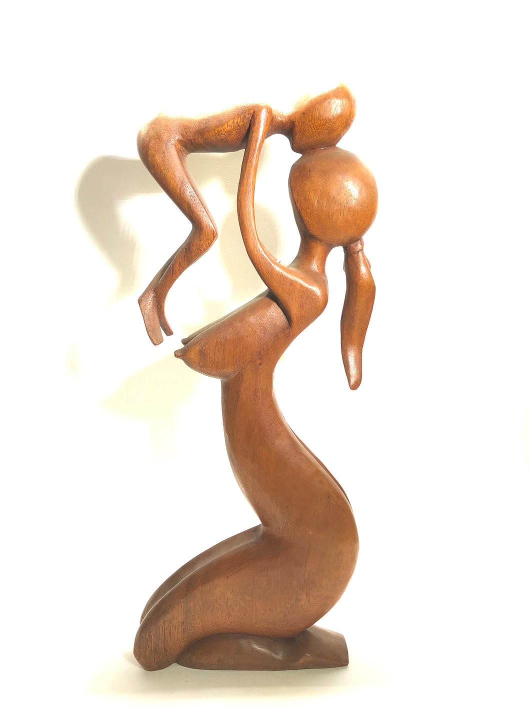 Statua la maternità in legno