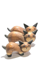 Carica l&#39;immagine nel visualizzatore di Gallery, Statua in legno tre Gatti
