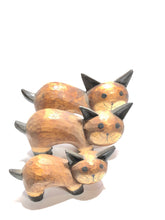 Carica l&#39;immagine nel visualizzatore di Gallery, Statua in legno tre Gatti
