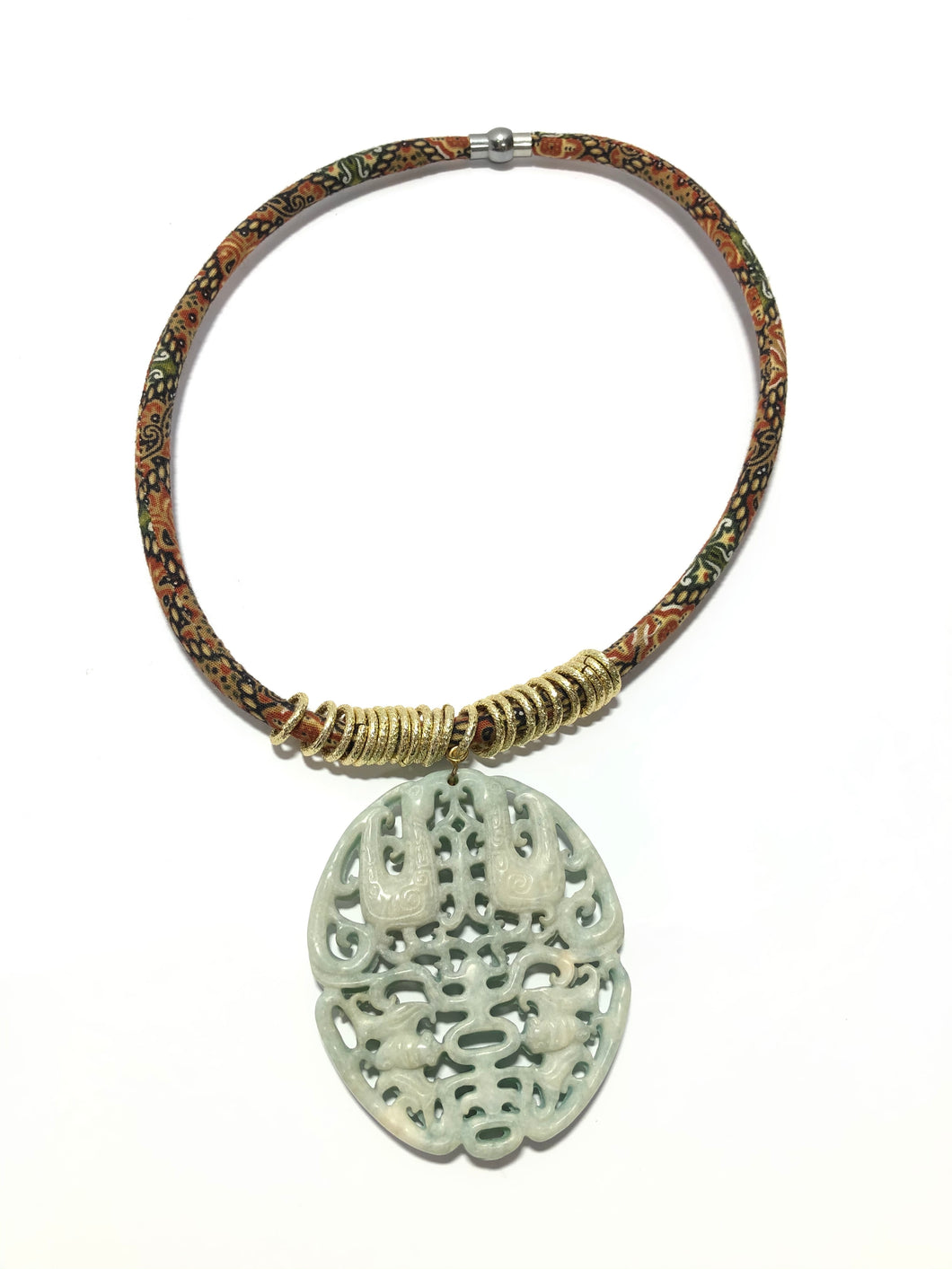 Collana in tessuto batik, ottone e giada imperiale verde
