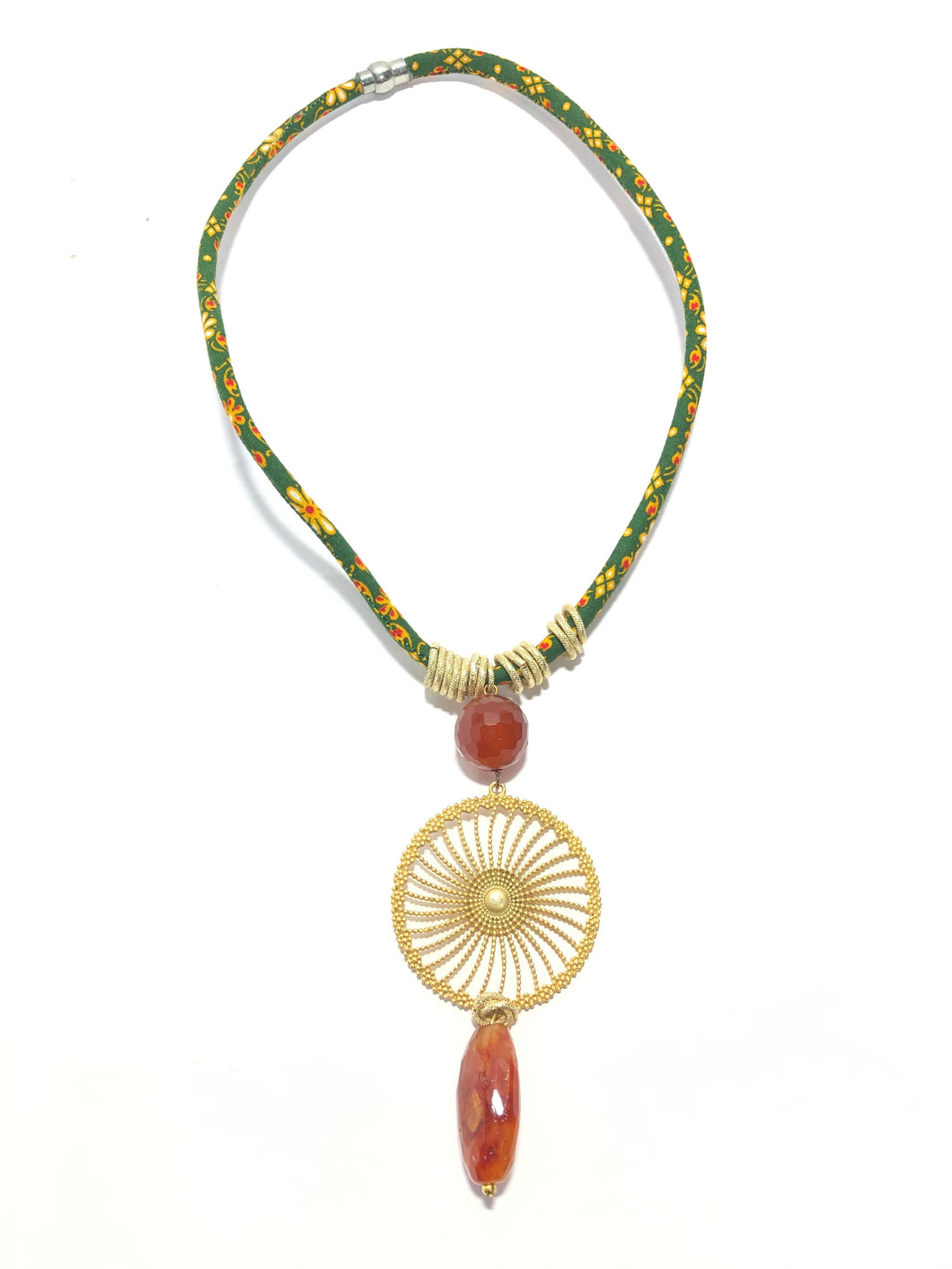 Collana con agata, ottone e tessuto batik