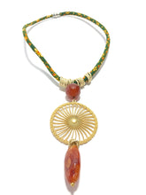 Carica l&#39;immagine nel visualizzatore di Gallery, Collana con agata, ottone e tessuto batik
