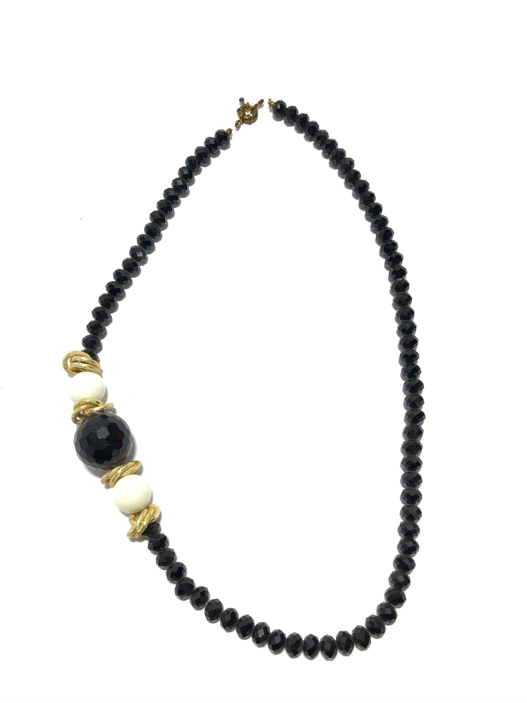Collana laterale in perline nere, agata bianca e pietra nera in acciaio