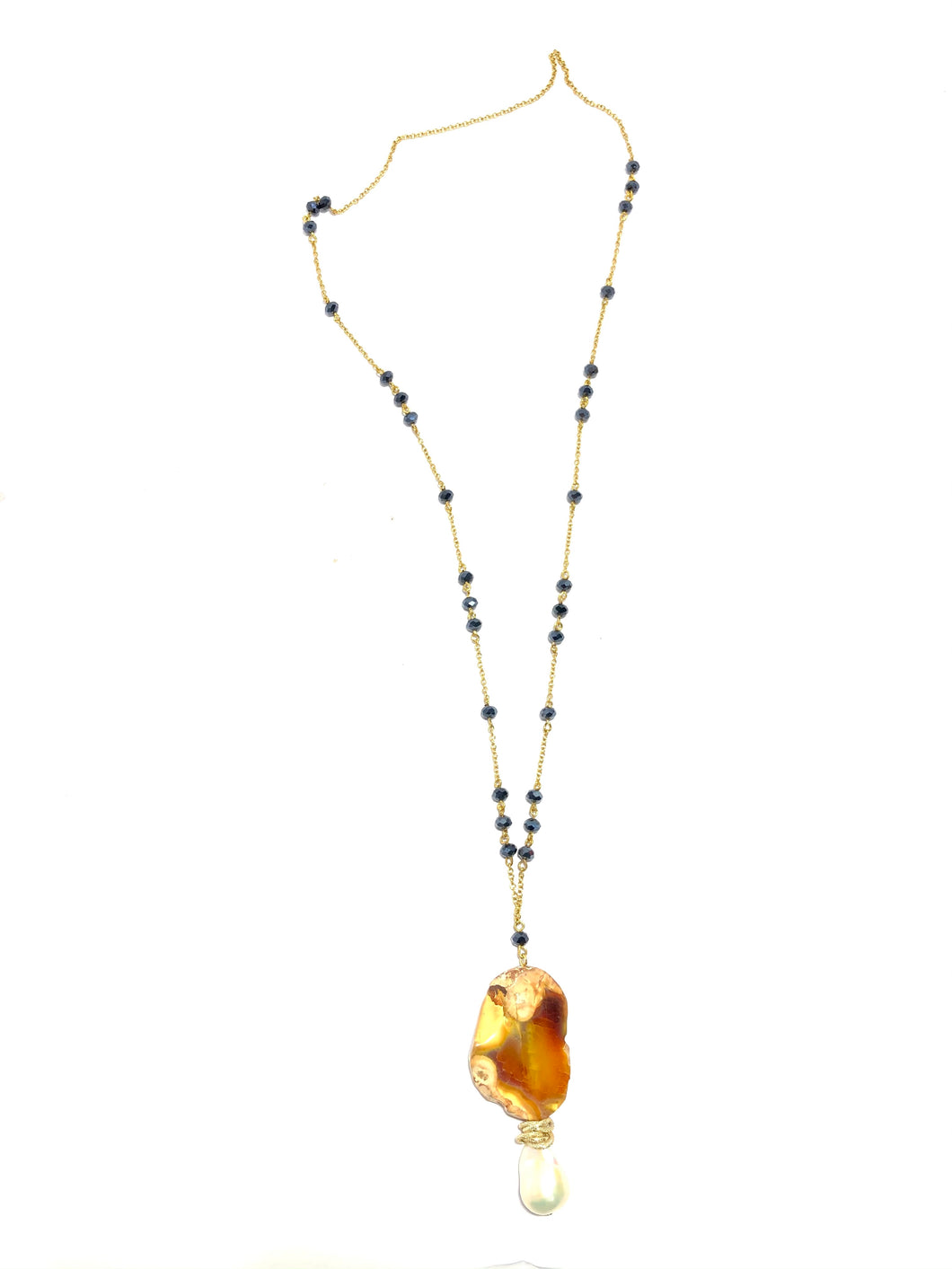 Collana con fetta di agata, perline nere e pietra di fiume
