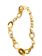 Carica l&#39;immagine nel visualizzatore di Gallery, Collana in resina dorata
