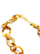 Carica l&#39;immagine nel visualizzatore di Gallery, Collana in resina dorata
