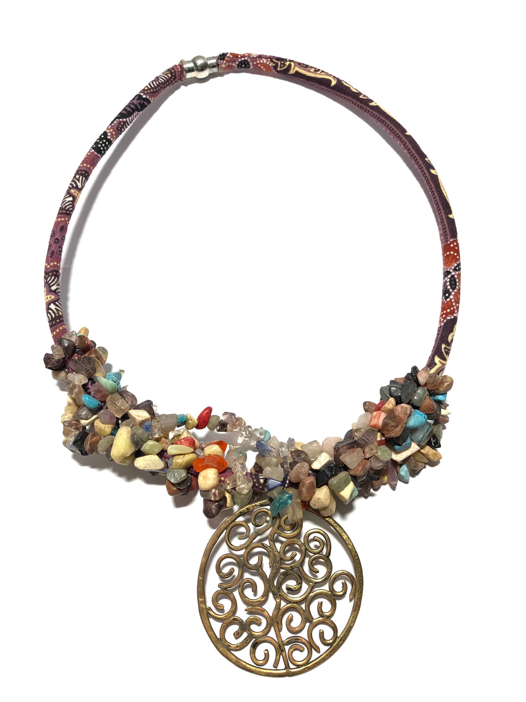 Collana con cristallini, ottone e tessuto batik