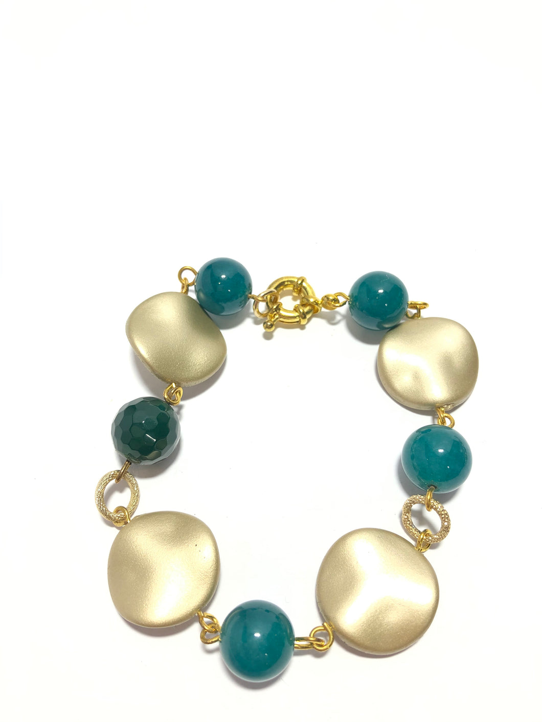 Bracciale in ottone, fette di resina e cristalli verdi
