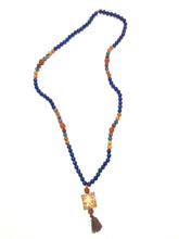 Carica l&#39;immagine nel visualizzatore di Gallery, Mala tibetano in semi di Rudra, malachite, legno, agata rossa con ciondolo in osso di jack con simbolo portafortuna del Nepal
