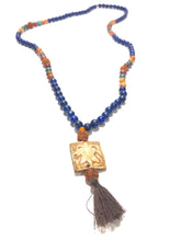 Carica l&#39;immagine nel visualizzatore di Gallery, Mala tibetano in semi di Rudra, malachite, legno, agata rossa con ciondolo in osso di jack con simbolo portafortuna del Nepal

