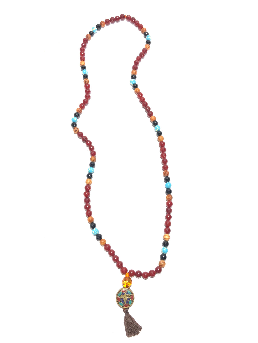 Mala tibetano in agate rosse, pietre turchesi, onice, legno, resina e ciondolo in ottone con simbolo dell'ohm in corallo fossile e pasta turchese
