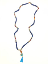 Carica l&#39;immagine nel visualizzatore di Gallery, Mala tibetano in lapislazzuli, howlite, agate rosse, seme di Rudra e ciondolo in ottone con occhi di Buddha in pasta turchese
