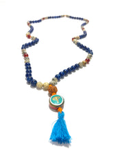 Carica l&#39;immagine nel visualizzatore di Gallery, Mala tibetano in lapislazzuli, howlite, agate rosse, seme di Rudra e ciondolo in ottone con occhi di Buddha in pasta turchese
