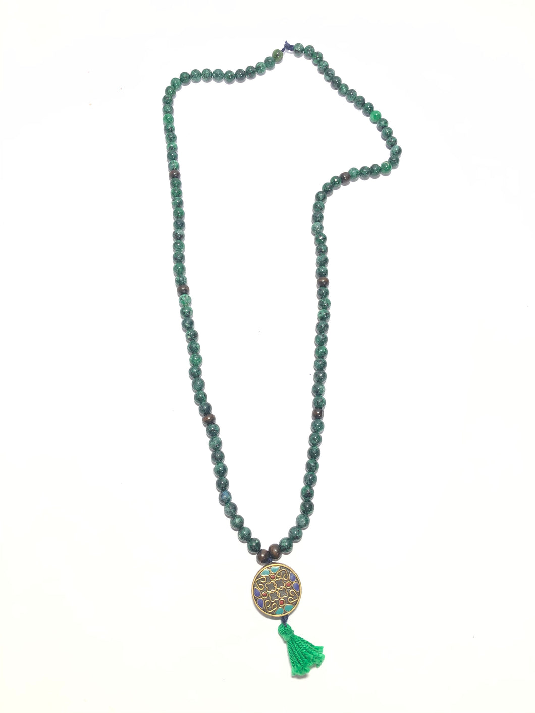 Mala tibetano in malachite, occhio di tigre e ciondolo in ottone con pasta turchese, corallo fossile e pasta blu