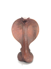 Carica l&#39;immagine nel visualizzatore di Gallery, Statua in legno Cobra in 4 diverse dimensioni

