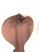 Carica l&#39;immagine nel visualizzatore di Gallery, Statua in legno Cobra in 4 diverse dimensioni
